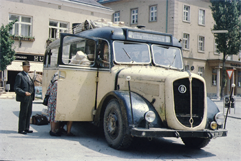 Autobus auf dem Dreifaltigkeitsplatz, 1962, Josef Frank