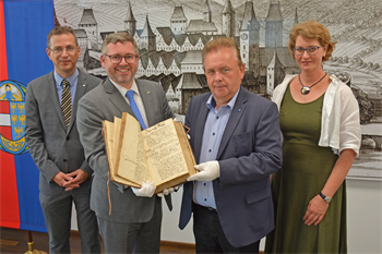 Bei einem Besuch im Zwettler Stadtarchiv überzeugte sich Landesrat DI Ludwig Schleritzko (2. v. l.) von den historischen Schätzen.