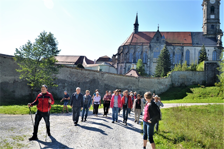 Die Wanderer umrundeten einmal das Kloster Zwettl.